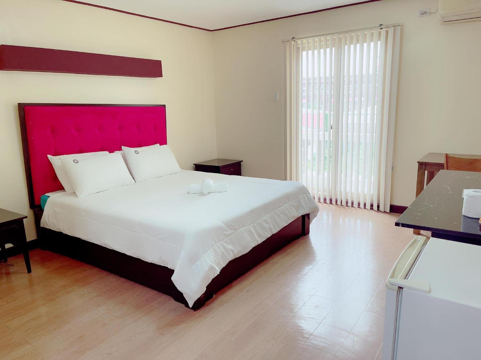 Jun And Helen Hotel And Restaurant อังเฮเลส ภายนอก รูปภาพ